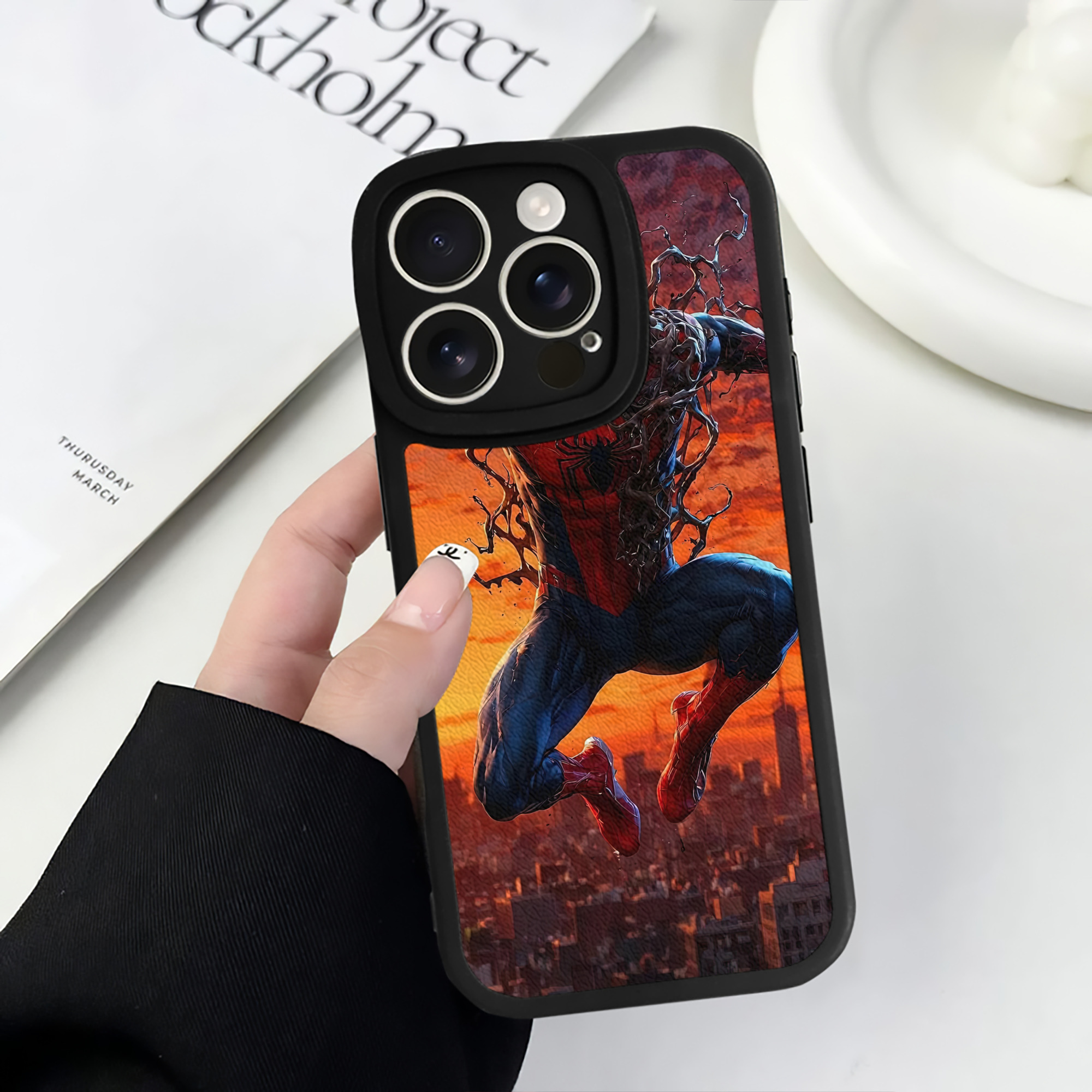 （画像用） Spider Man スパイダーマン 【iPhone 16シリーズ対応】シリコンスマホケース（レザー調） 材質：シリコン